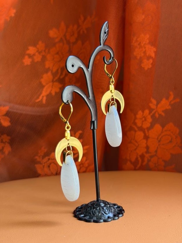 white monalisa earrings - gold w/ moons