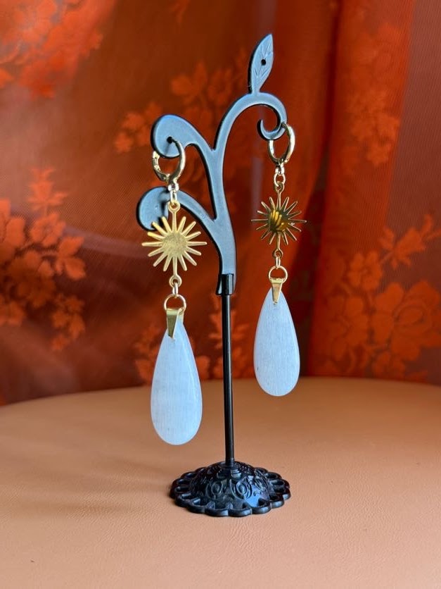 white monalisa earrings - gold w/ suns