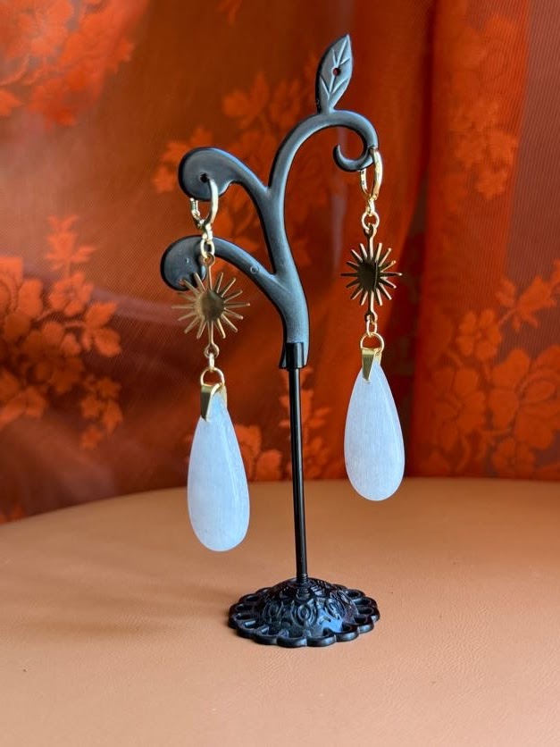 white monalisa earrings - gold w/ suns