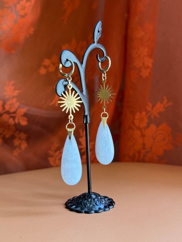 white monalisa earrings - gold w/ suns