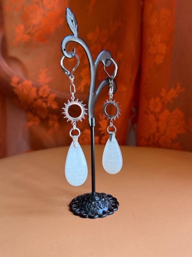 white monalisa earrings - silver