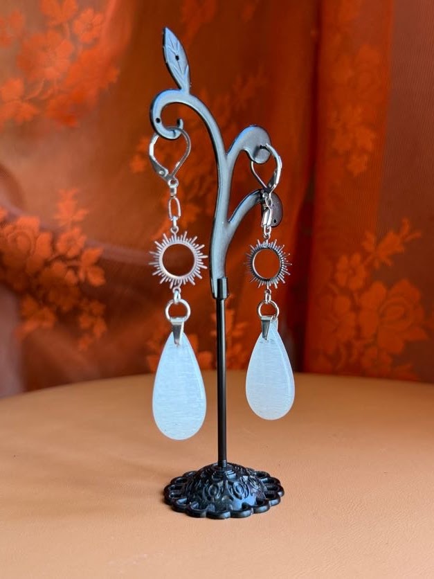 white monalisa earrings - silver