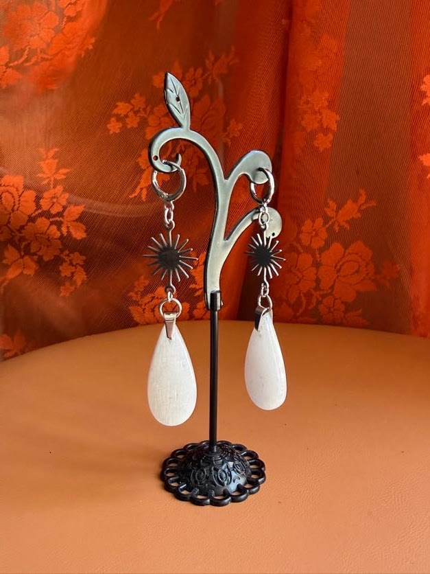 white monalisa earrings - silver w/ suns