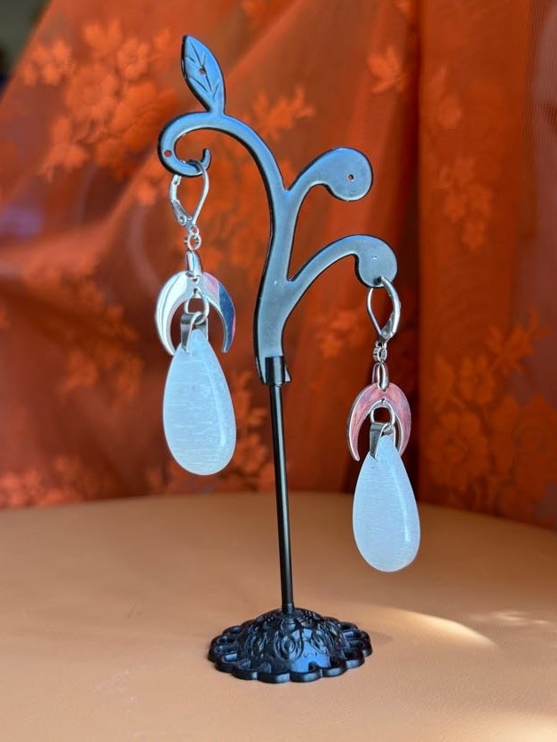 white monalisa earrings - silver w/ moons