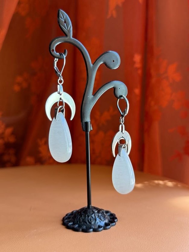 white monalisa earrings - silver w/ moons